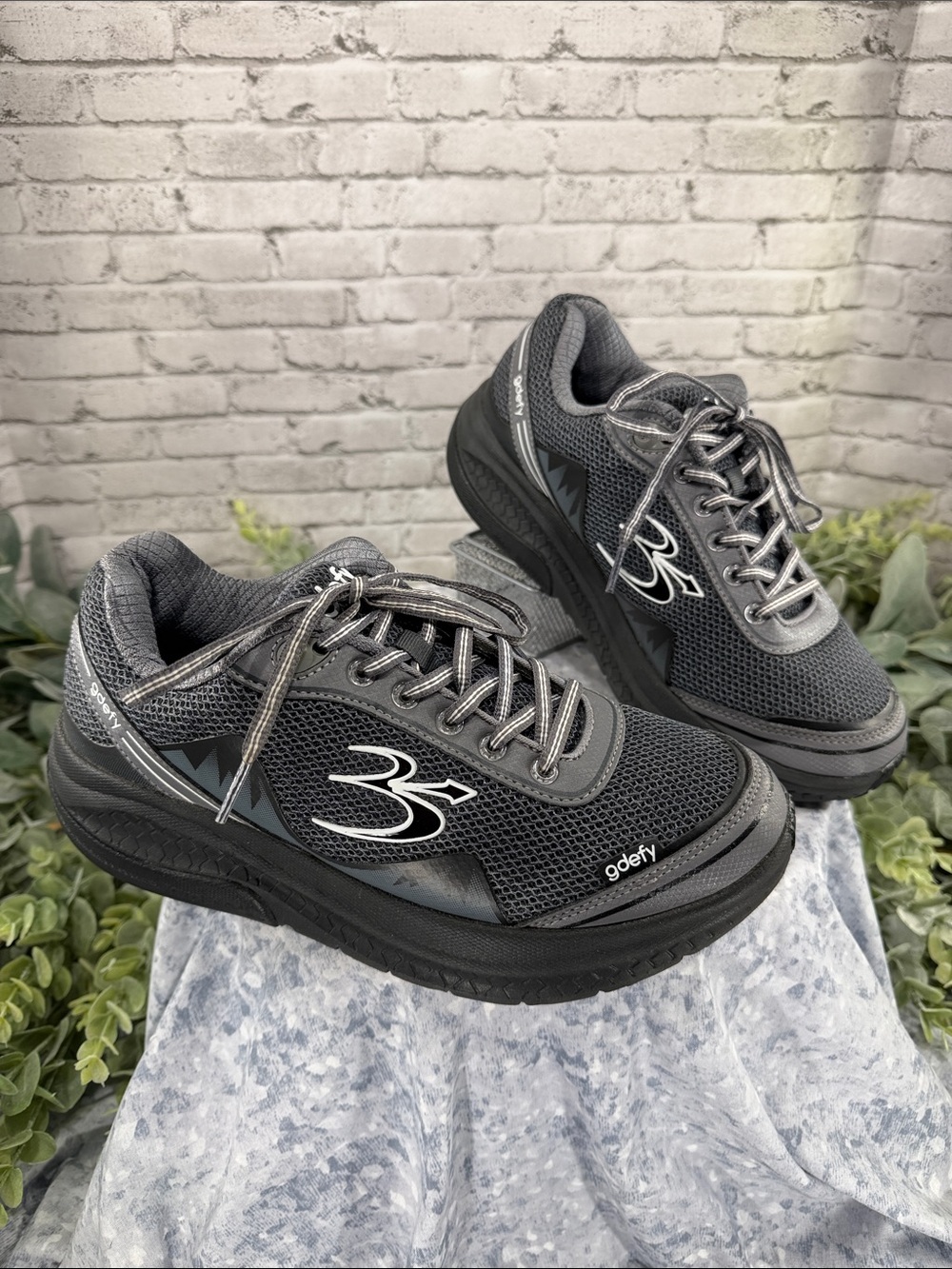 GDEFY - Gravity Defyer “Mighty Walk” Black & Gray Mesh-Knit Sneakers 🩶 WMS 8.5M